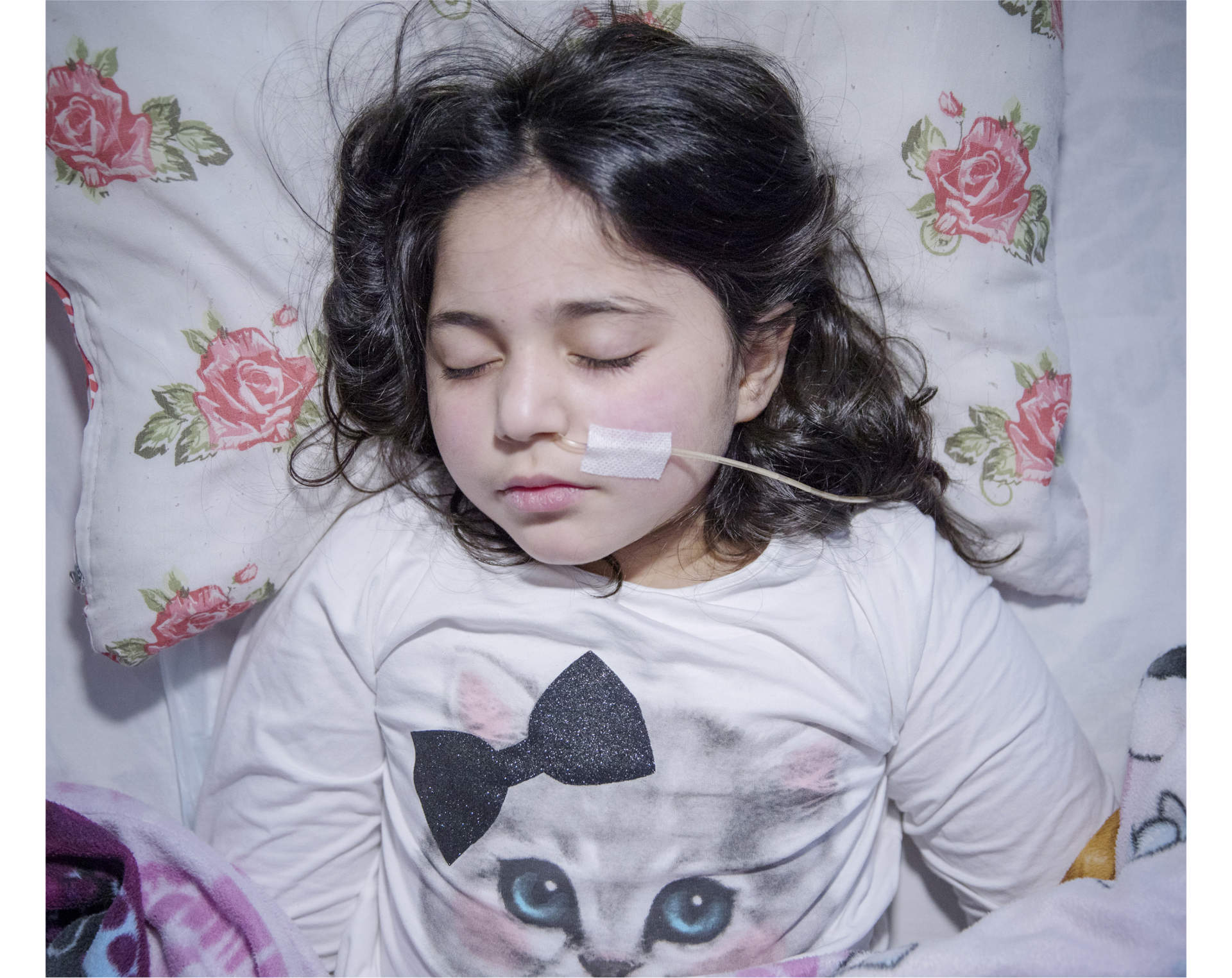 I Sverige har flera hundra immigrantbarn vars familjer riskerar utvisning drabbats av uppgivenhetssyndrom, ett förbryllande tillstånd då barnet drar sig undan från omvärlden, inte ens reagerar på smärta och måste sondmatas, i vissa fall i flera år. ”Hon lider inte nu”, säger läkaren Elisabeth Hultcrantz om tioåriga Leyla Ahmed, som flytt från Syrien.