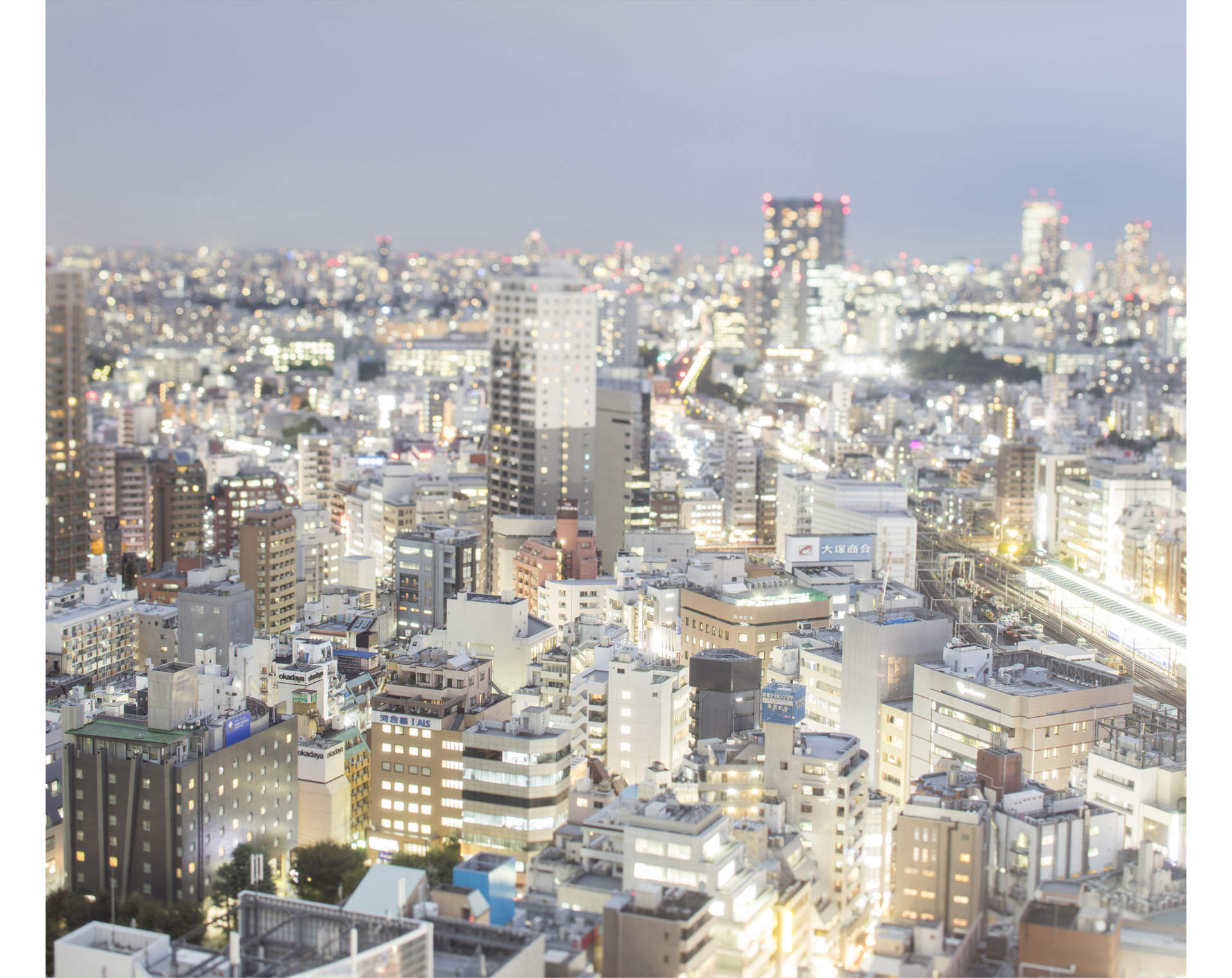 Kampen mot sömnen började när glödlamporna gjorde det lätt att förvisa mörkret. Stora städer som Tokyo lyses numera ofta upp av LED-lampor. De är mer energieffektiva, men de har en tendens att avge mycket blått ljus, den mest sömnstörande typen.