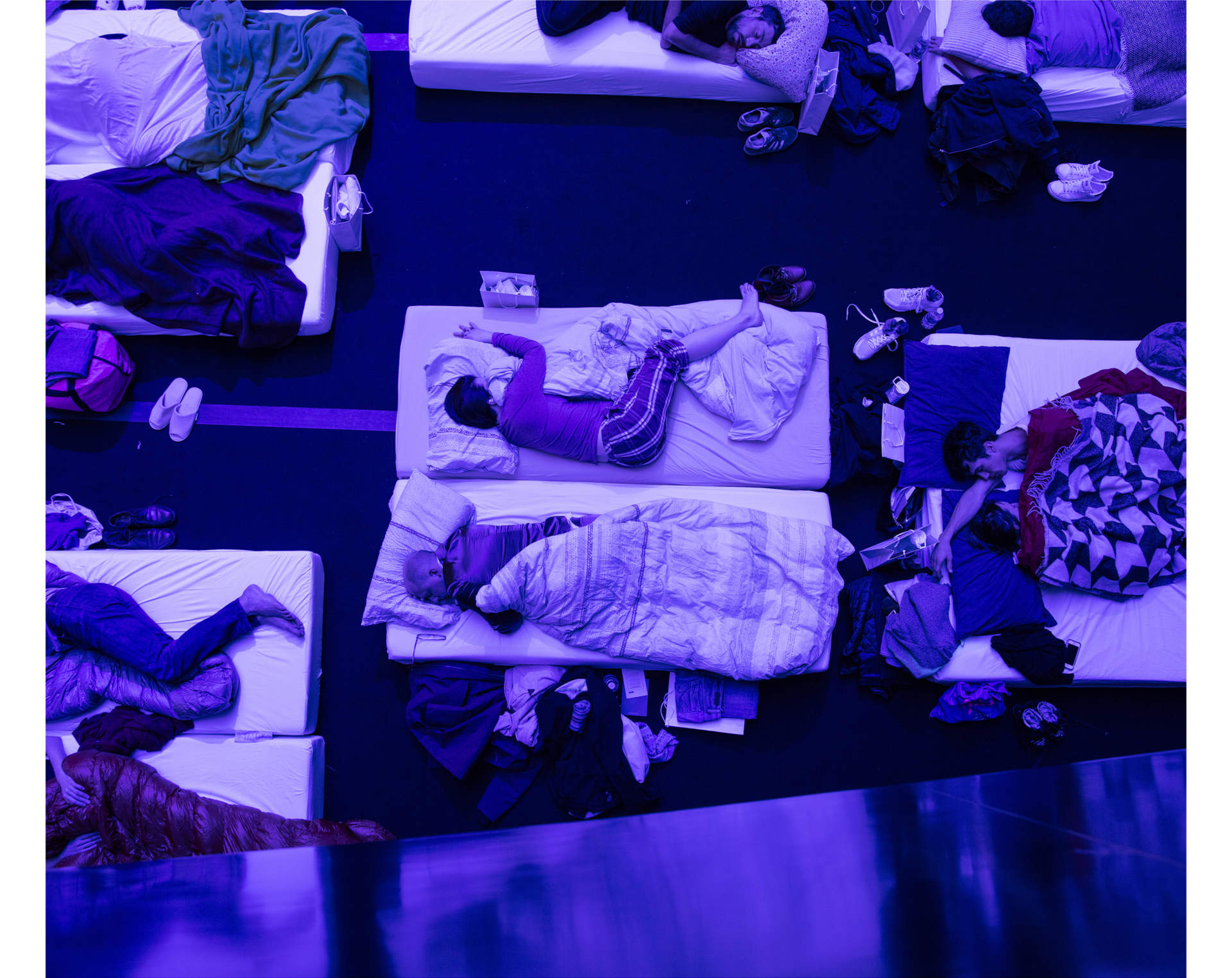 På Philharmonie de Paris, i Paris, sover hundratals människor sig igenom en åtta timmar lång konsert av kompositören Max Richter. Richter har skapat ett verk han kallar ”SLEEP”, ett minimalistiskt och vetenskapligt verk som guidar lyssnarna genom en hel natt.